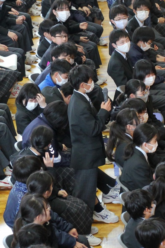 校歌の意味を考察して発表した中学生