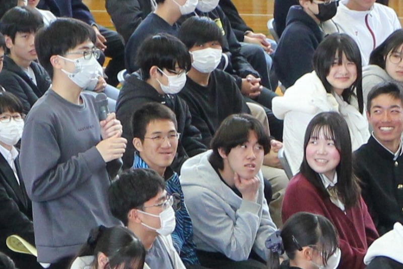 校歌の意味を考察して発表する高校生